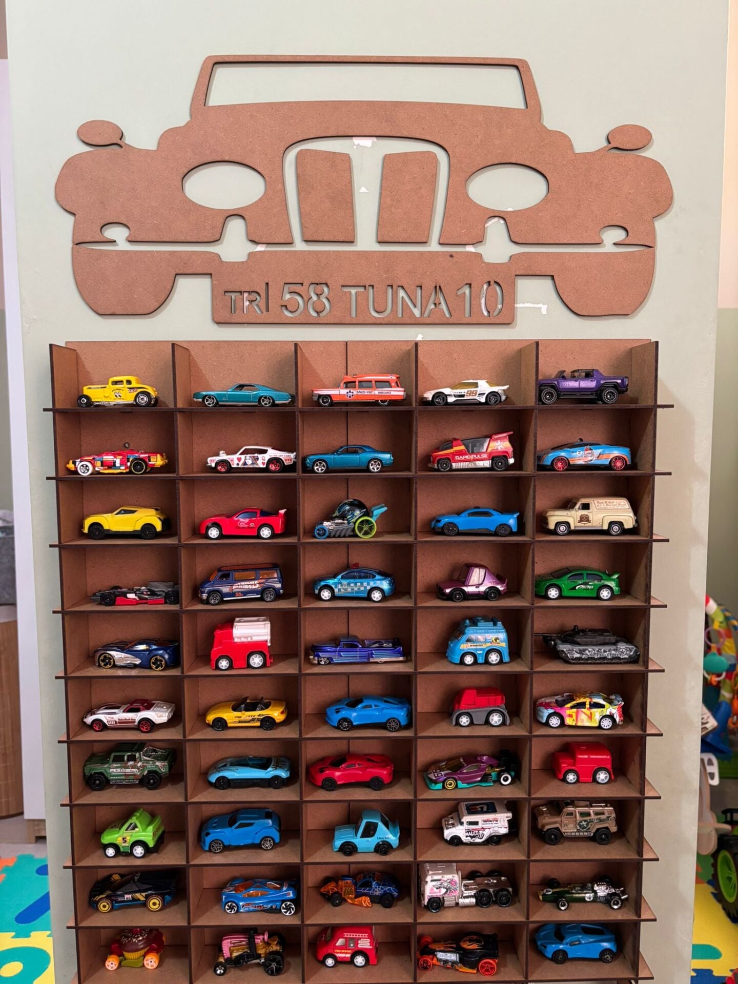 1/64 ölçülü Oyuncak Araba Rafı 50 Araç Kapasiteli